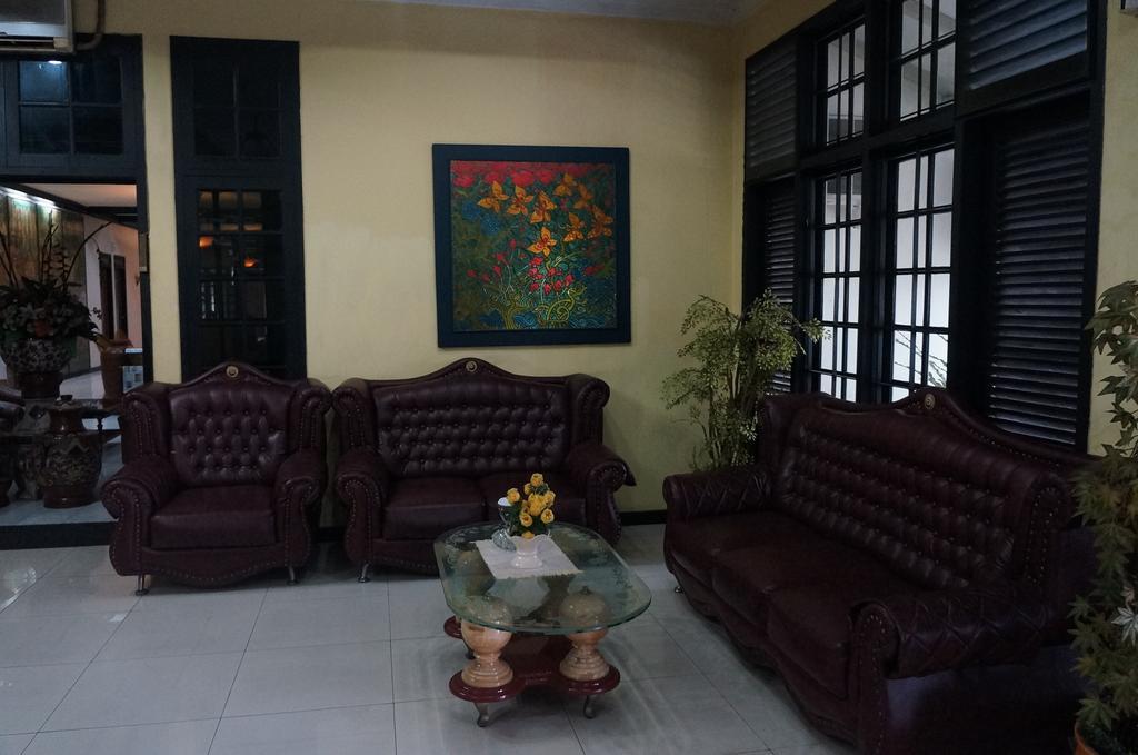 Urbanview Hotel Crown Tasikmalaya By Reddoorz Екстер'єр фото