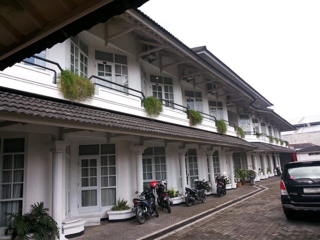 Urbanview Hotel Crown Tasikmalaya By Reddoorz Екстер'єр фото