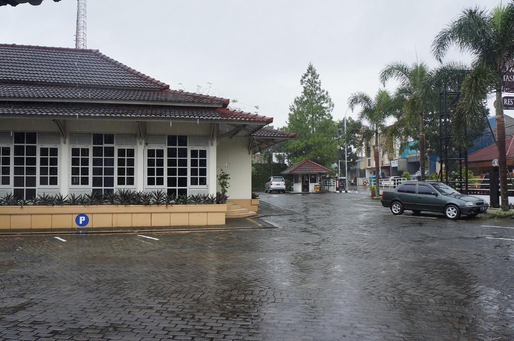 Urbanview Hotel Crown Tasikmalaya By Reddoorz Екстер'єр фото