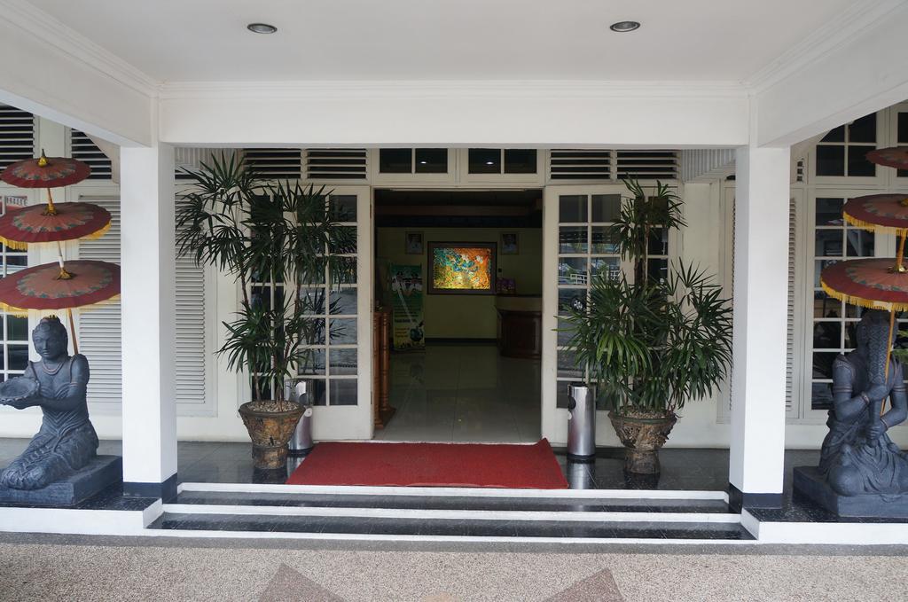 Urbanview Hotel Crown Tasikmalaya By Reddoorz Екстер'єр фото