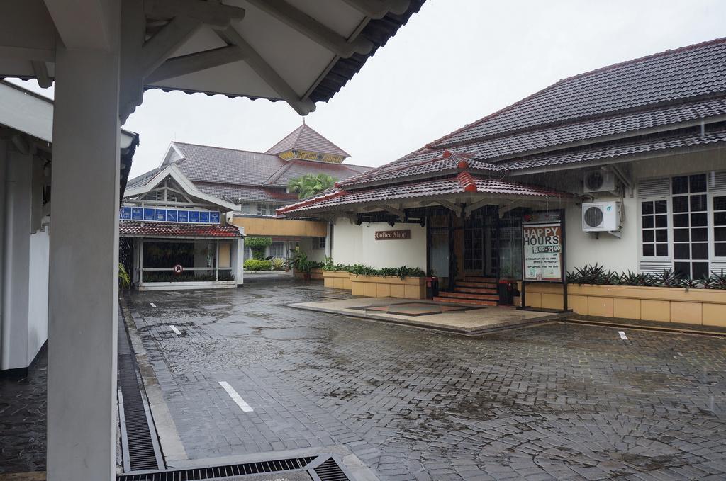 Urbanview Hotel Crown Tasikmalaya By Reddoorz Екстер'єр фото
