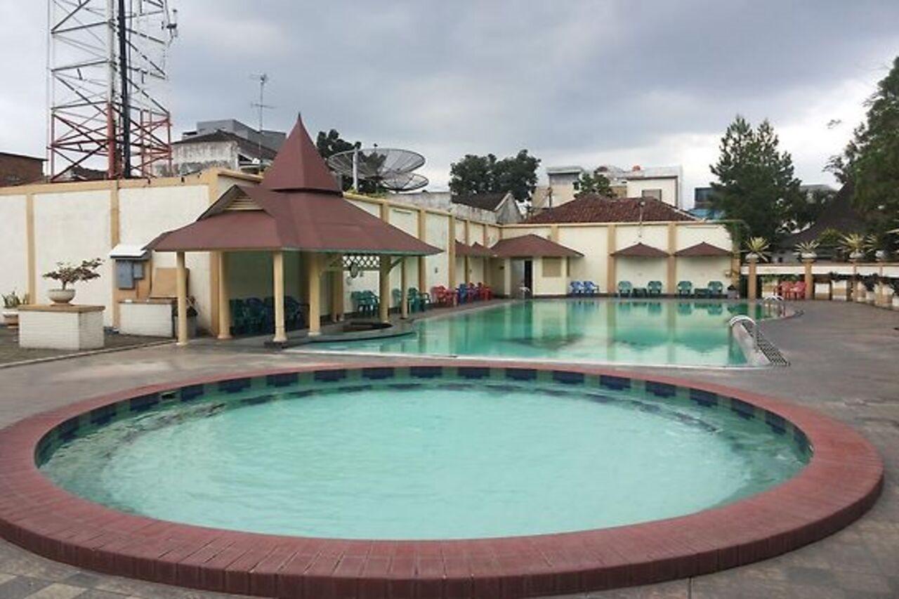 Urbanview Hotel Crown Tasikmalaya By Reddoorz Екстер'єр фото