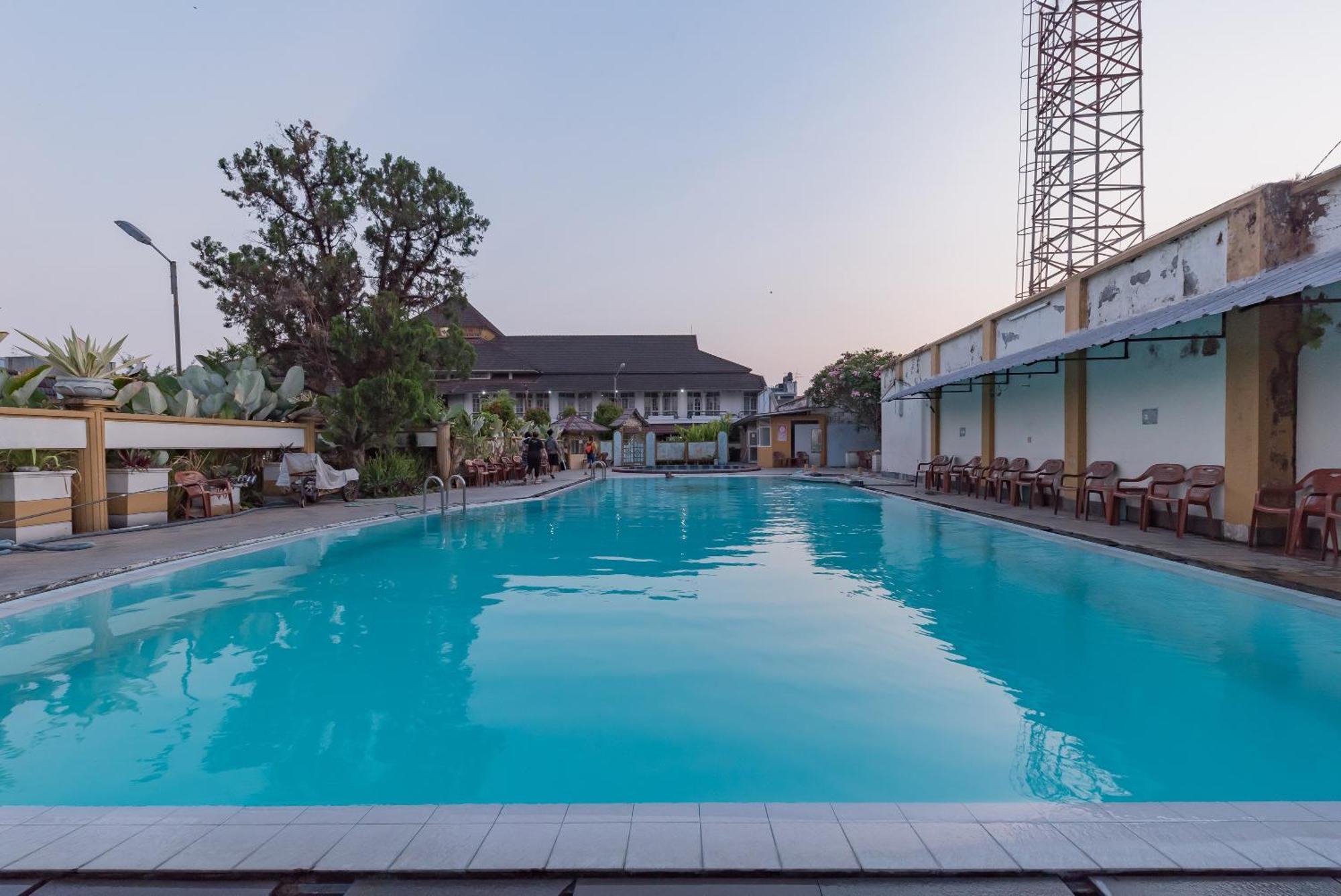 Urbanview Hotel Crown Tasikmalaya By Reddoorz Екстер'єр фото
