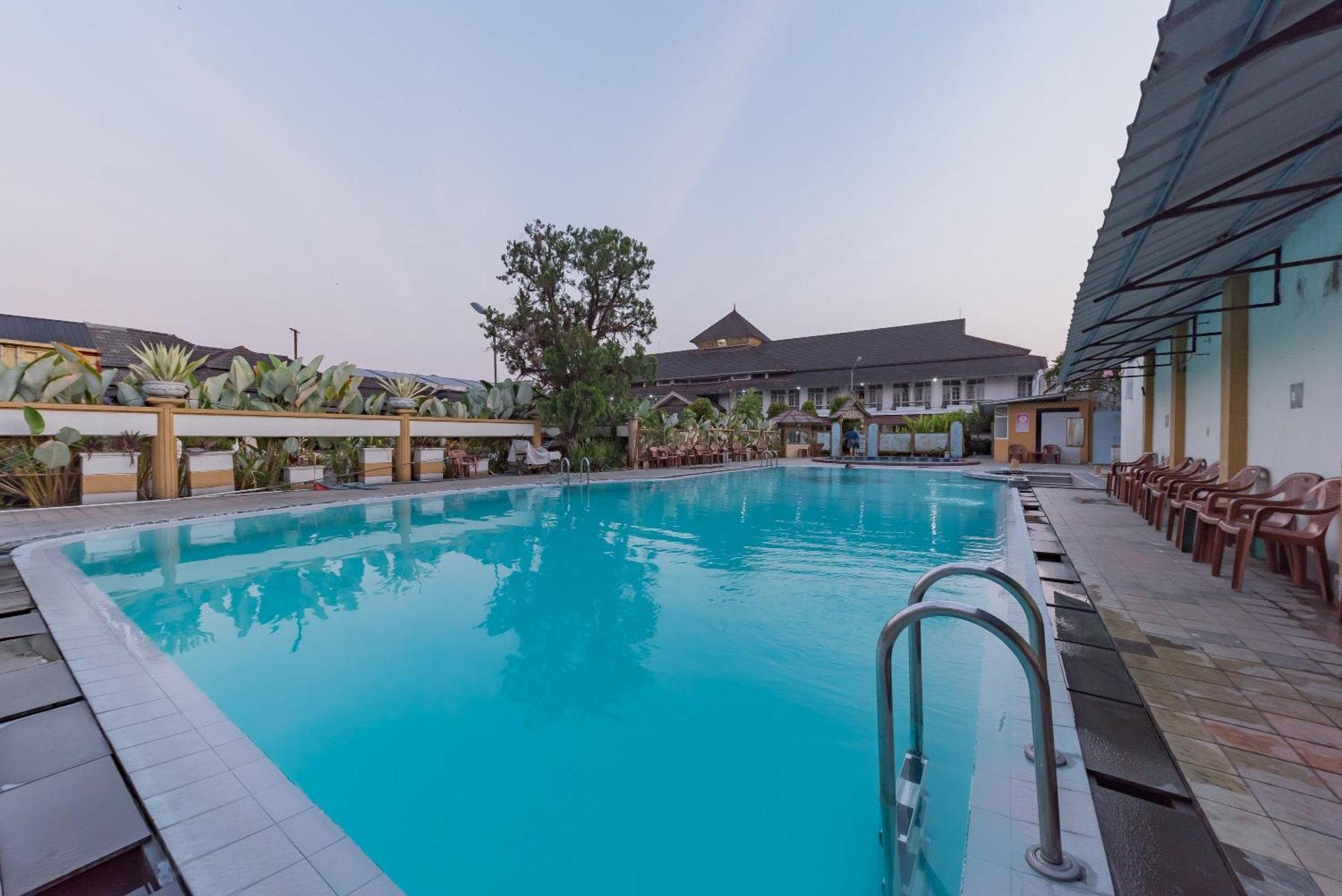 Urbanview Hotel Crown Tasikmalaya By Reddoorz Екстер'єр фото