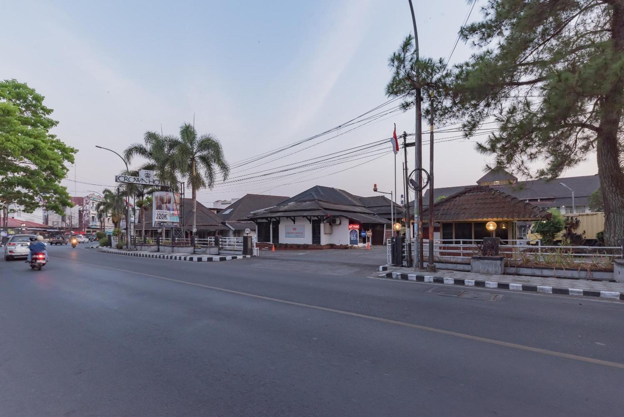 Urbanview Hotel Crown Tasikmalaya By Reddoorz Екстер'єр фото