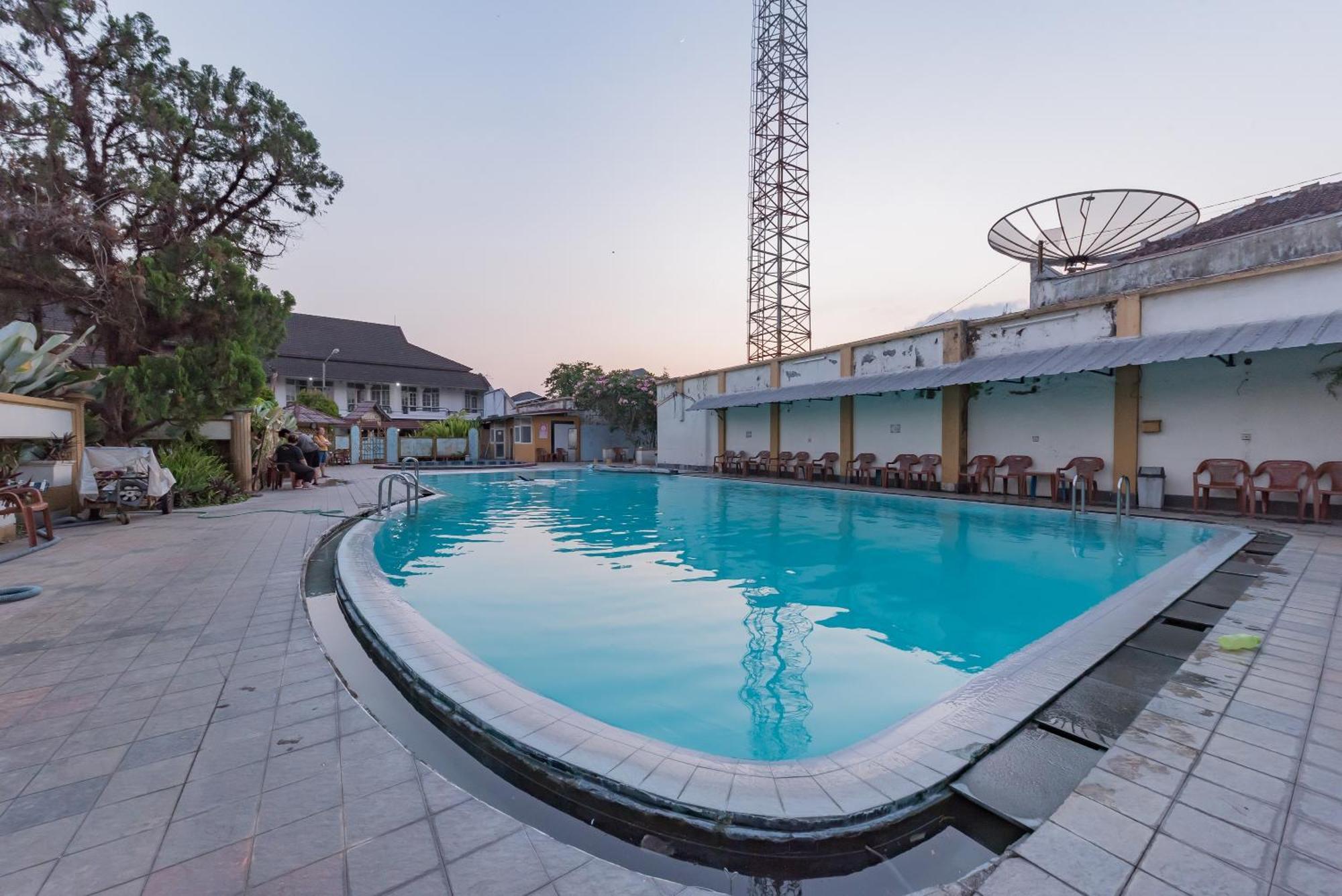 Urbanview Hotel Crown Tasikmalaya By Reddoorz Екстер'єр фото