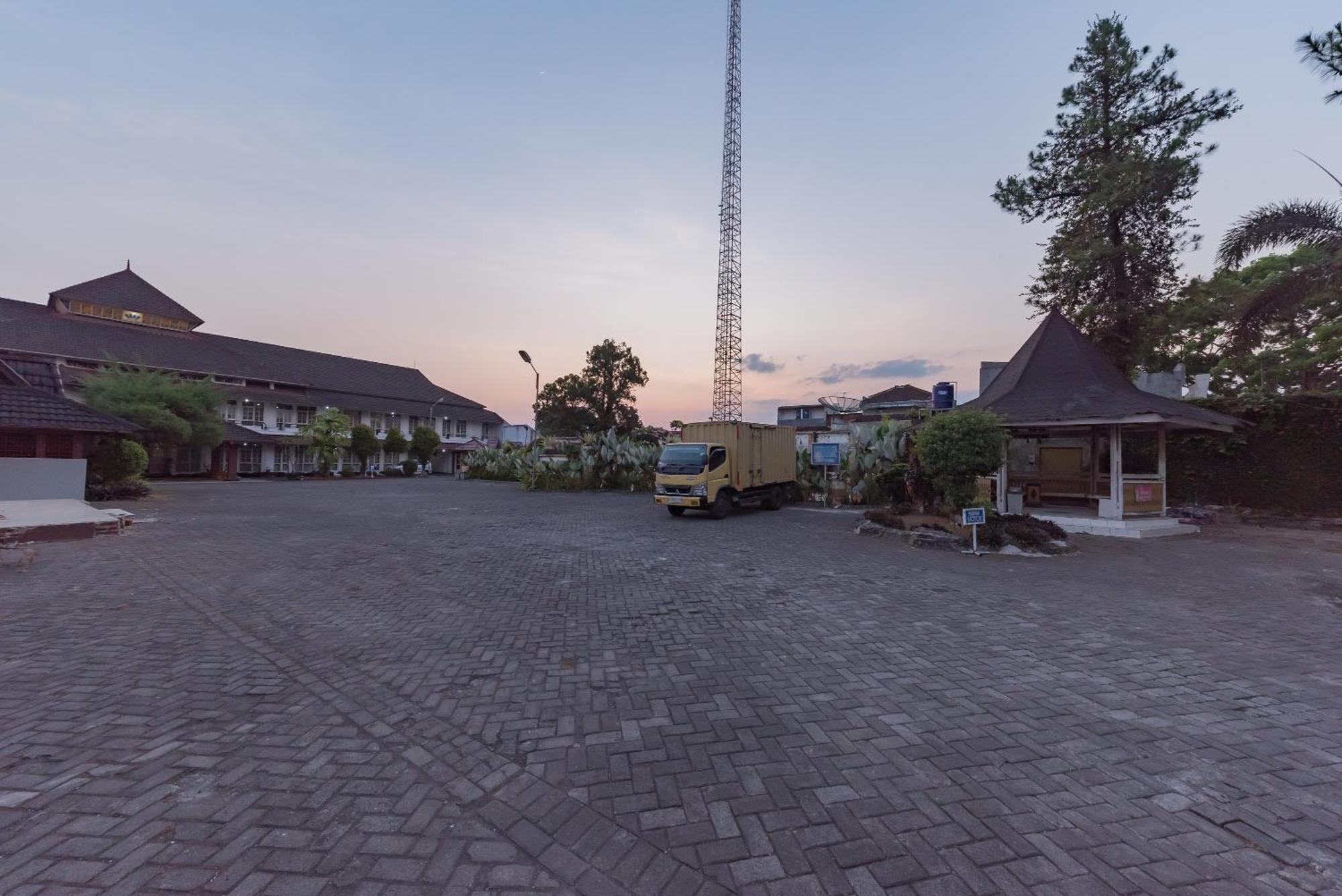 Urbanview Hotel Crown Tasikmalaya By Reddoorz Екстер'єр фото