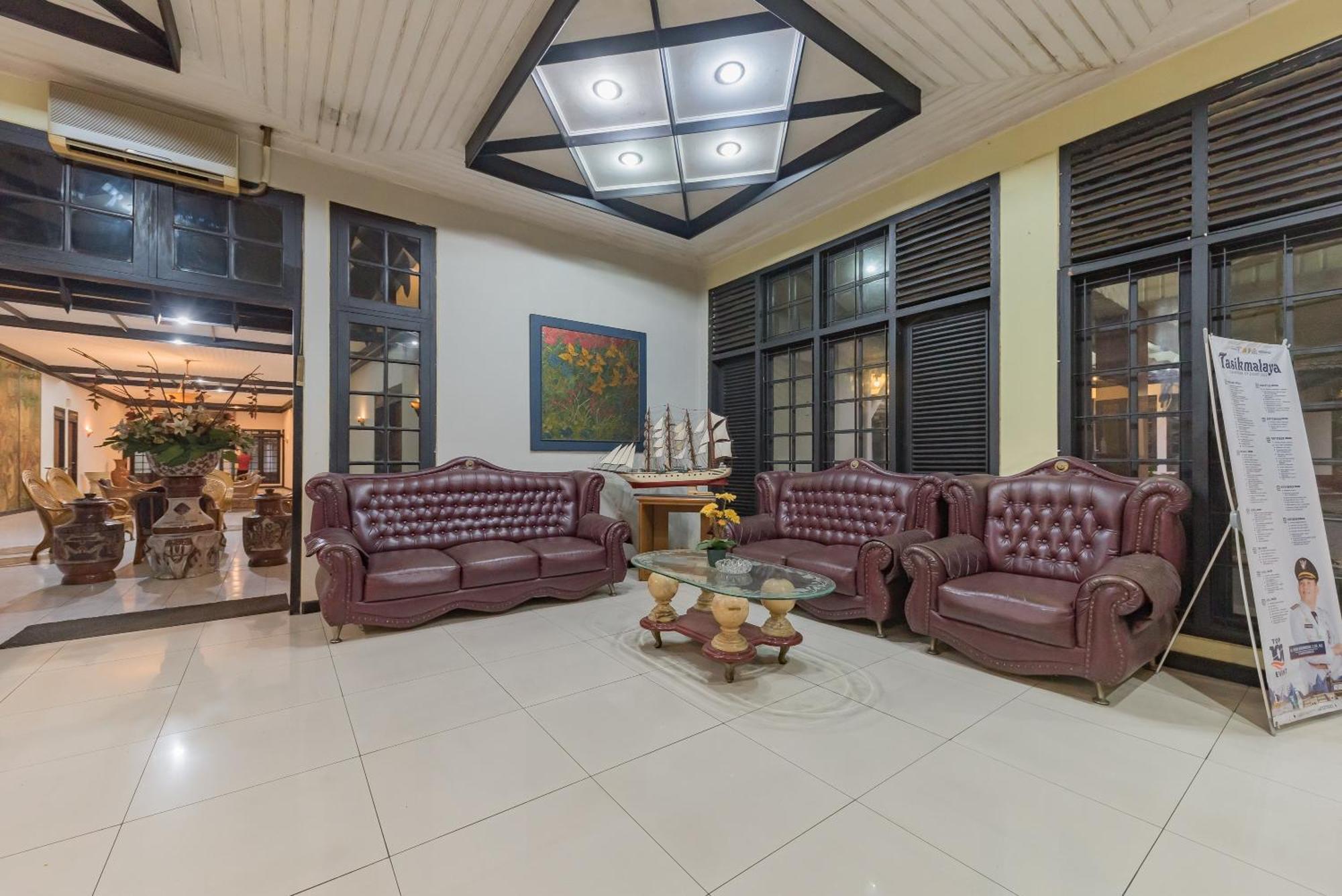 Urbanview Hotel Crown Tasikmalaya By Reddoorz Екстер'єр фото